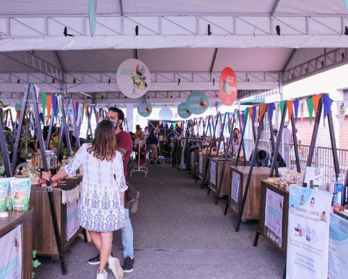 FotografoFoto Alcaldía de Medellín:Este 10 y 11 de junio, Provenza recibirá a 20 emprendimientos juveniles en una muestra comercial. 